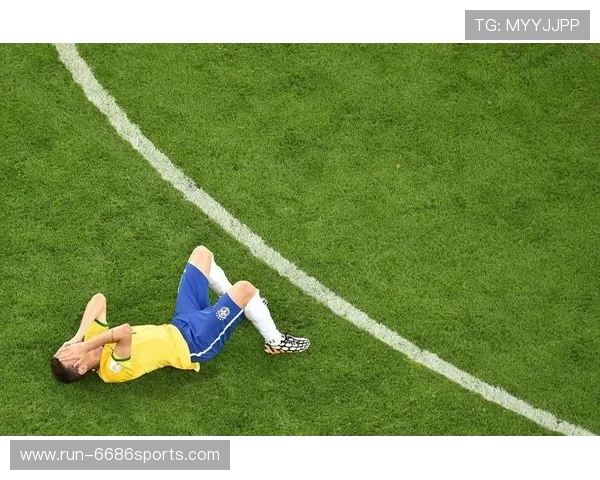 足球球星用脚踢人是否构成犯规及其判罚标准解析